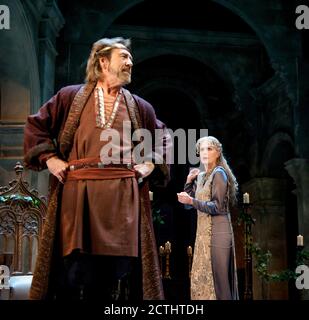 Robert Lindsay (Roi Henry II), Joanna Lumley (Reine Eleanor, Duchesse d'Aquitaine) dans LE LION EN HIVER par James Goldman au Théâtre Royal Haymarket, Londres SW1 15/11/2011 design: Stephen Brimson Lewis éclairage: Peter Mumford directeur: Trevor Nunn Banque D'Images