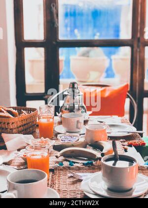 Délicieux petit déjeuner avec thé à la menthe servi dans un style marocain riad Banque D'Images