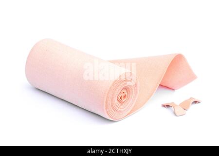 Rouleau de bandage médical, rouleau de bandage élastique isolé sur fond blanc. Banque D'Images