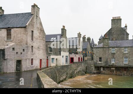 Vue sur les anciens bâtiments de commercial Street dans la vieille ville de Lerwick, Shetland Isles, Écosse, Royaume-Uni Banque D'Images