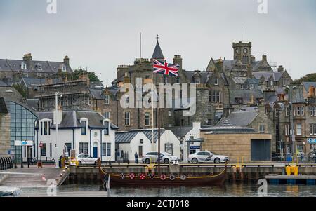 Esplanade du port avec drapeau de l'Union à Lerwick, Shetland , Écosse, Royaume-Uni Banque D'Images