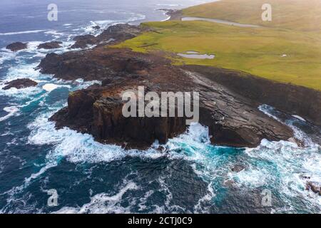 Formation spectaculaire de cendre pyroclastique à Grind o' Da Navir, sur la côte à Eshaness, Northmavine, au nord du continent, îles Shetland, Écosse, Royaume-Uni Banque D'Images