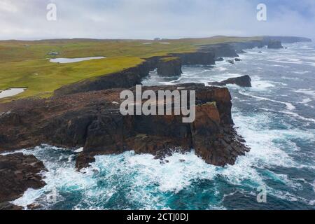 Formation spectaculaire de cendre pyroclastique à Grind o' Da Navir, sur la côte à Eshaness, Northmavine, au nord du continent, îles Shetland, Écosse, Royaume-Uni Banque D'Images