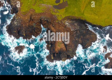 Formation spectaculaire de cendre pyroclastique à Grind o' Da Navir, sur la côte à Eshaness, Northmavine, au nord du continent, îles Shetland, Écosse, Royaume-Uni Banque D'Images