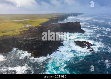 Formation spectaculaire de cendre pyroclastique à Grind o' Da Navir, sur la côte à Eshaness, Northmavine, au nord du continent, îles Shetland, Écosse, Royaume-Uni Banque D'Images