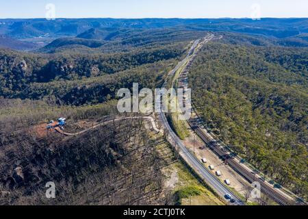 Vue aérienne de la Great Western Highway traversant la forêt Brûlé par des feux de brousse dans les Blue Mountains dans le Nouveau-Sud Pays de Galles en Australie Banque D'Images