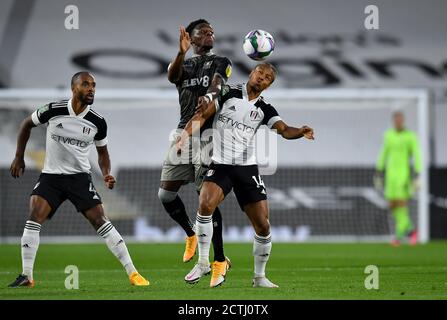 Moses Odubajo (à gauche) de Sheffield Wednesday et Bobby Decordova-Reid de Fulham se battent pour le ballon lors du troisième match de la Carabao Cup à Craven Cottage, Londres. Banque D'Images