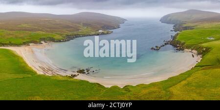 Vue sur la plage de Burrafirth sur le Burra Firth sur l'île d'Unst, Shetland, Écosse, Royaume-Uni Banque D'Images