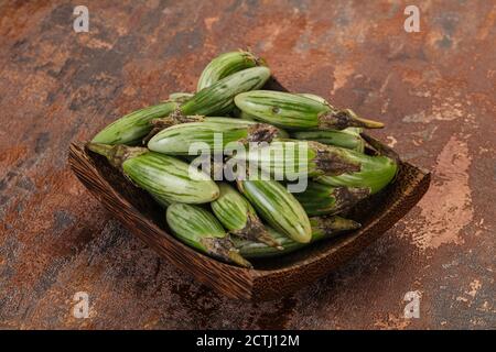 Green aubergines asiatiques dans le bol Banque D'Images