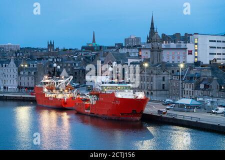 Vue en début de matinée du port d'Aberdeen avec des navires de soutien offshore de l'industrie pétrolière de la mer du Nord amarrés, Aberdeenshire, Écosse, Royaume-Uni Banque D'Images