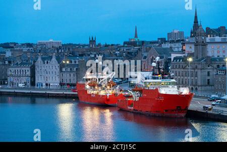 Vue en début de matinée du port d'Aberdeen avec des navires de soutien offshore de l'industrie pétrolière de la mer du Nord amarrés, Aberdeenshire, Écosse, Royaume-Uni Banque D'Images