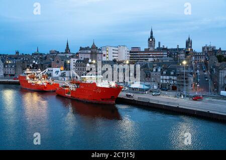 Vue en début de matinée du port d'Aberdeen avec des navires de soutien offshore de l'industrie pétrolière de la mer du Nord amarrés, Aberdeenshire, Écosse, Royaume-Uni Banque D'Images