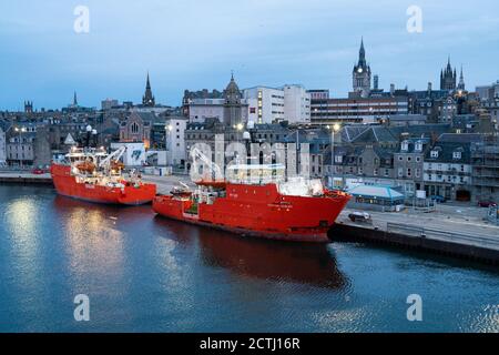 Vue en début de matinée du port d'Aberdeen avec des navires de soutien offshore de l'industrie pétrolière de la mer du Nord amarrés, Aberdeenshire, Écosse, Royaume-Uni Banque D'Images