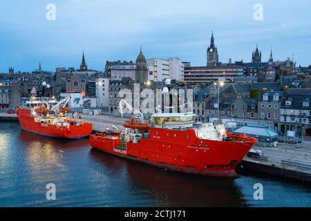 Vue en début de matinée du port d'Aberdeen avec des navires de soutien offshore de l'industrie pétrolière de la mer du Nord amarrés, Aberdeenshire, Écosse, Royaume-Uni Banque D'Images