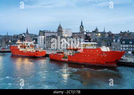 Vue en début de matinée du port d'Aberdeen avec des navires de soutien offshore de l'industrie pétrolière de la mer du Nord amarrés, Aberdeenshire, Écosse, Royaume-Uni Banque D'Images