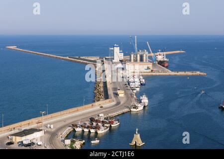 Ortona, Italie : port industriel et commercial d'Ortona vu d'en haut Banque D'Images