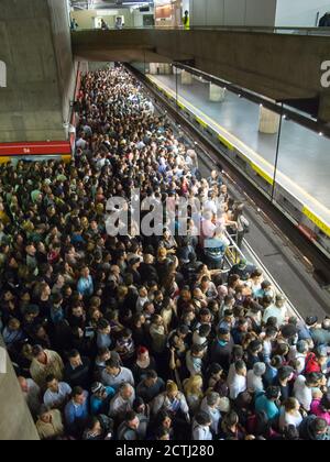 SAO PAULO, BRÉSIL - 22 MAI 2013 - Station de métro brésilienne bondée - station se Banque D'Images