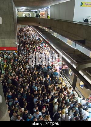 SAO PAULO, BRÉSIL - 22 MAI 2013 - Station de métro brésilienne bondée - station se Banque D'Images