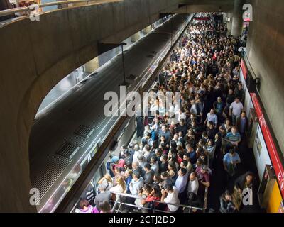 SAO PAULO, BRÉSIL - 22 MAI 2013 - Station de métro brésilienne bondée - station se Banque D'Images