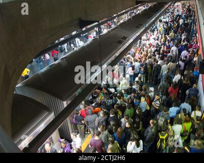 SAO PAULO, BRÉSIL - 22 MAI 2013 - Station de métro brésilienne bondée - station se Banque D'Images
