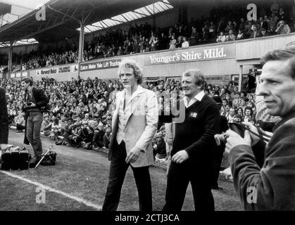 John Barnwell, directeur de Wolverhampton Wanderers, présente la nouvelle signature de Wolves, Andy Gris à la foule Molineux 22 septembre 1979 Banque D'Images