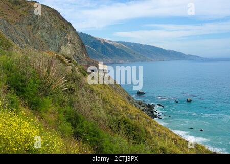 La beauté artistique de la nature, le paysage marin majestueux et pittoresque de la côte changeante de la célèbre route de Big sur, chaque tour révèle un autre joyau inspirant. Banque D'Images