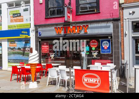 Branche de Wimpy Burger restaurant avec tables extérieures (pendant la pandémie de 2020) à Colchester, Essex, Royaume-Uni. Banque D'Images