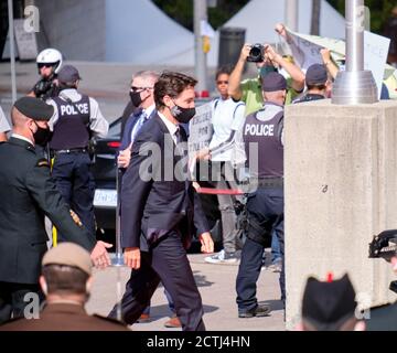 Ottawa, Canada. 23 septembre 2020. Le premier ministre canadien, Justin Trudeau, arrive au Sénat canadien pour le discours du Trône. Le Parlement actuel a été prorogé il y a un mois comme une remise à zéro après une année difficile pour le gouvernement libéral minoritaire, de la pandémie en cours aux scandales, Et le nouveau discours du Trône est utilisé comme une remise à zéro pour présenter aux Canadiens comment le gouvernement prévoit de se reconstruire à la suite de l'impact de la pandémie. Credit: Meanderingemu/Alamy Live News Banque D'Images