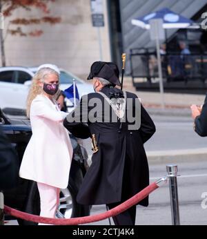 Ottawa, Canada. 23 septembre 2020. La gouverneure générale du Canada, Julie Payette, arrive au Sénat canadien pour le discours du Trône. Pandémiques bon coude bosse avec tige noire comme salutation. Le Parlement actuel a été prorogé il y a un mois comme une remise à zéro après une année difficile pour le gouvernement libéral minoritaire, de la pandémie en cours à des scandales. Credit: Meanderingemu/Alamy Live News Banque D'Images