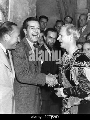 Le producteur HAL B. WALLIS et RAY MILLAND présentent LAURENCE OLIVIER avec son Oscar pour ''HENRY V'' avec Costume et Set Designer ROGER FURSE et Directeur associé REGINALD BECK regardant sur le tournage du HAMEAU 1948 réalisateur LAURENCE OLIVIER jouer William Shakespeare musique William Walton Two Cities films / général Distributeurs de films (GFD) Banque D'Images