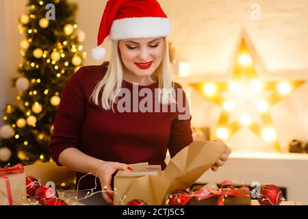 Portrait d'une jeune femme pendant les préparatifs de Noël à la maison Banque D'Images