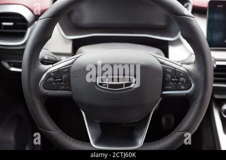 Russie, Izhevsk - 14 août 2020 : salle d'exposition Geely. Volant de la nouvelle voiture Coolray avec housse en cuir. Constructeur automobile de Chine Banque D'Images