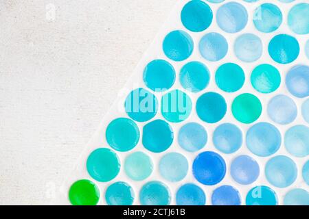 Fond en nid d'abeille multicolore et coloré, tons vert et bleu dégradé en cercles Banque D'Images