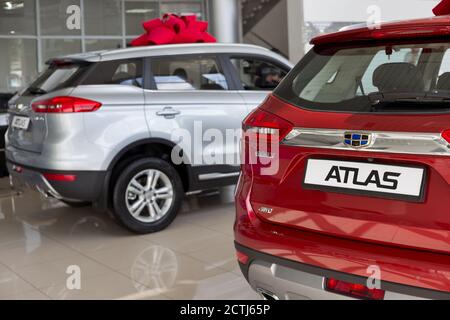 Russie, Izhevsk - 14 août 2020 : nouvel Atlas moderne et autres voitures dans la salle d'exposition Geely. Constructeur automobile de Chine. Banque D'Images