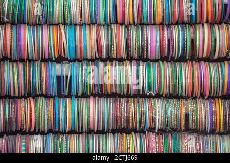 Coloré Indian Bangles.Rows of Bangles dans une boutique de côté de rue Banque D'Images