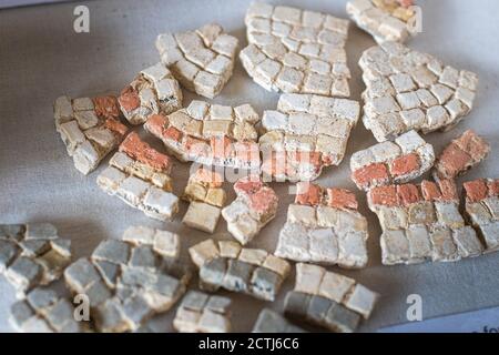 Vestiges de morceaux de sol en mosaïque excavés d'une villa romaine à West Sussex, Angleterre Banque D'Images