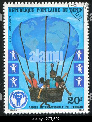 BÉNIN VERS 1979: Timbre imprimé par le Bénin, montre Globe comme ballon transportant des enfants, vers 1979 Banque D'Images