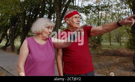 Un couple de personnes âgées et sportive qui fait la route pour la course à pied. Mari et femme se préparant pour le marathon d'entraînement cardio-vasculaire de forme physique. Activité de remise en forme de loisirs pour homme et femme de chemin de table Banque D'Images