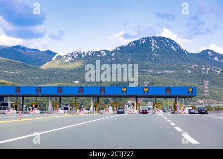 Voitures qui passent sur la route à péage. Point de paiement sur l'autoroute. Magnifique paysage de montagne en arrière-plan. Bitoraj, Gorski Kotar, Croatie. Espace pour Banque D'Images