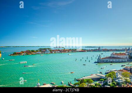 Vue panoramique aérienne de la lagune vénitienne avec l'île de Giudecca, Punta della Dogana dans la ville de Venise entre le Grand Canal et le Canal de Giudecca, région de Vénétie, Italie du Nord. Paysage urbain incroyable de Venise. Banque D'Images