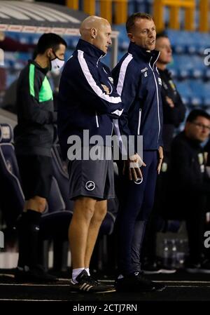 Gary Rowett, directeur de Millwall (à droite) et Adam Barrett, directeur adjoint, en discussion lors du troisième tour de la Carabao Cup au New Den, Londres. Banque D'Images