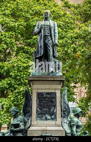 Gladstone Statue Liverpool - Statue de William Ewart Gladstone, né à Liverpool en 1809, dans les jardins de St John's. Statue de Sir Thomas Brock, 1904. Banque D'Images