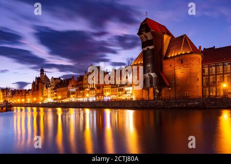 Vieille grue portuaire et porte d'entrée de la ville de Zuraw dans la vieille ville de Gdansk la nuit, Pologne Banque D'Images