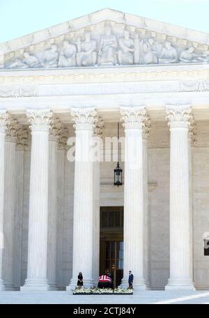 La juge Ruth Bader Ginsburg présente un dossier sur les marches de la Cour suprême à Washington, D.C. Banque D'Images