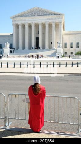 La juge Ruth Bader Ginsburg présente un dossier sur les marches de la Cour suprême à Washington, D.C. Banque D'Images