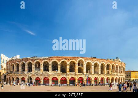 Vérone, Italie, 12 septembre 2019 : l'arène de Vérone sur la place Piazza Bra. Amphithéâtre romain Arena di Verona ancien bâtiment, journée ensoleillée, fond bleu ciel, espace de copie, centre historique de la ville Banque D'Images