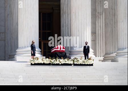 Washington, DC, États-Unis. 23 septembre 2020. 23 septembre 2020 - Washington, DC, États-Unis: Public regarde à la Cour suprême du dossier tenant les restes de RUTH BADER GINSBURG, feu juge associé de la Cour suprême des États-Unis. Crédit : Michael Brochstein/ZUMA Wire/Alay Live News Banque D'Images