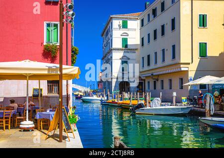 Chioggia, Italie, 16 septembre 2019: Canal d'eau de la Vena avec des bateaux colorés amarrés près de remblai et de vieux bâtiments dans le centre historique de la ville de Chioggia en été, région de Vénétie Banque D'Images