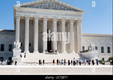 Washington, DC, États-Unis. 23 septembre 2020. 23 septembre 2020 - Washington, DC, États-Unis: Public regarde à la Cour suprême du dossier tenant les restes de RUTH BADER GINSBURG, feu juge associé de la Cour suprême des États-Unis. Crédit : Michael Brochstein/ZUMA Wire/Alay Live News Banque D'Images