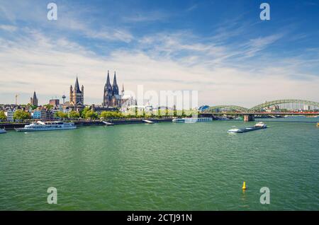 Ville de Cologne, centre historique avec cathédrale de Cologne et bâtiments de l'église catholique Saint-Martin, pont Hohenzollern sur le Rhin, Rhénanie-du-Nord-Westphalie, Allemagne Banque D'Images